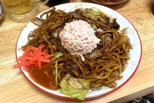 【ソース焼きそば】これぞおつまみ特化型! 酒場で出会ったトッピングマシマシの超濃厚ソース焼きそば:パリッコ『今週のハマりめし』第261回